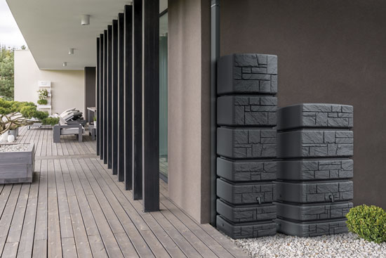Regentonne anthrazit Santuro 350 Liter und 500 Liter auf moderner Terrasse